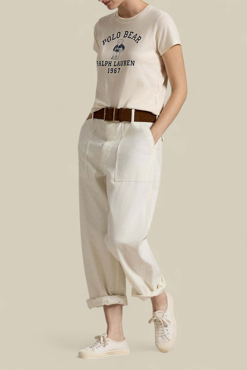 תמונת כל הלוק של חולצת טי